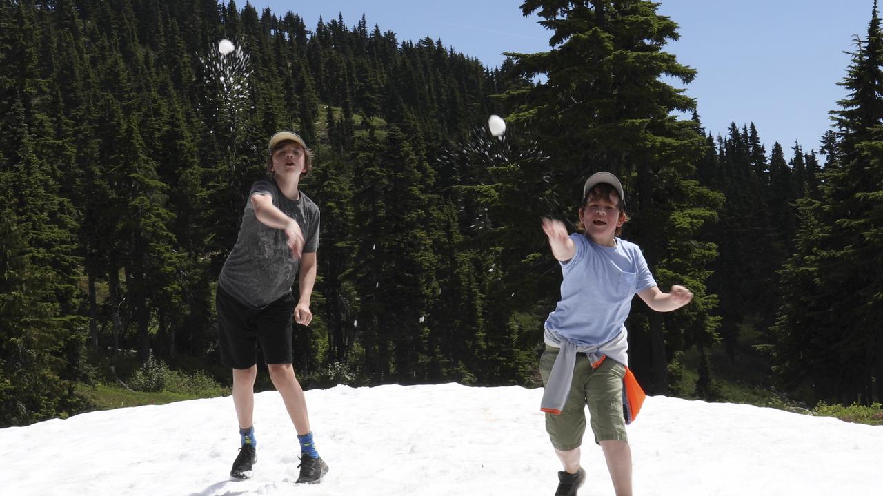 Kar topu oynayan çocuklar