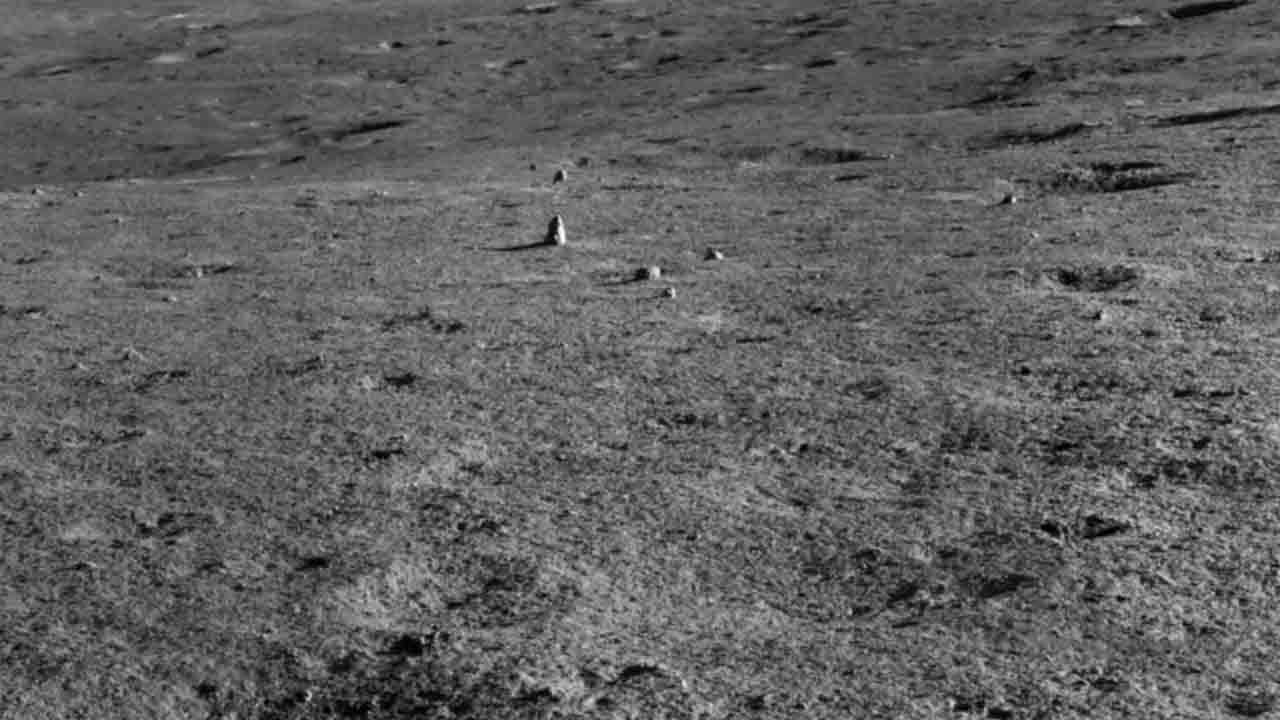 Ay'ın Karanlık Yüzeyinde İlginç Bir Şekli Olan Kaya Tespi