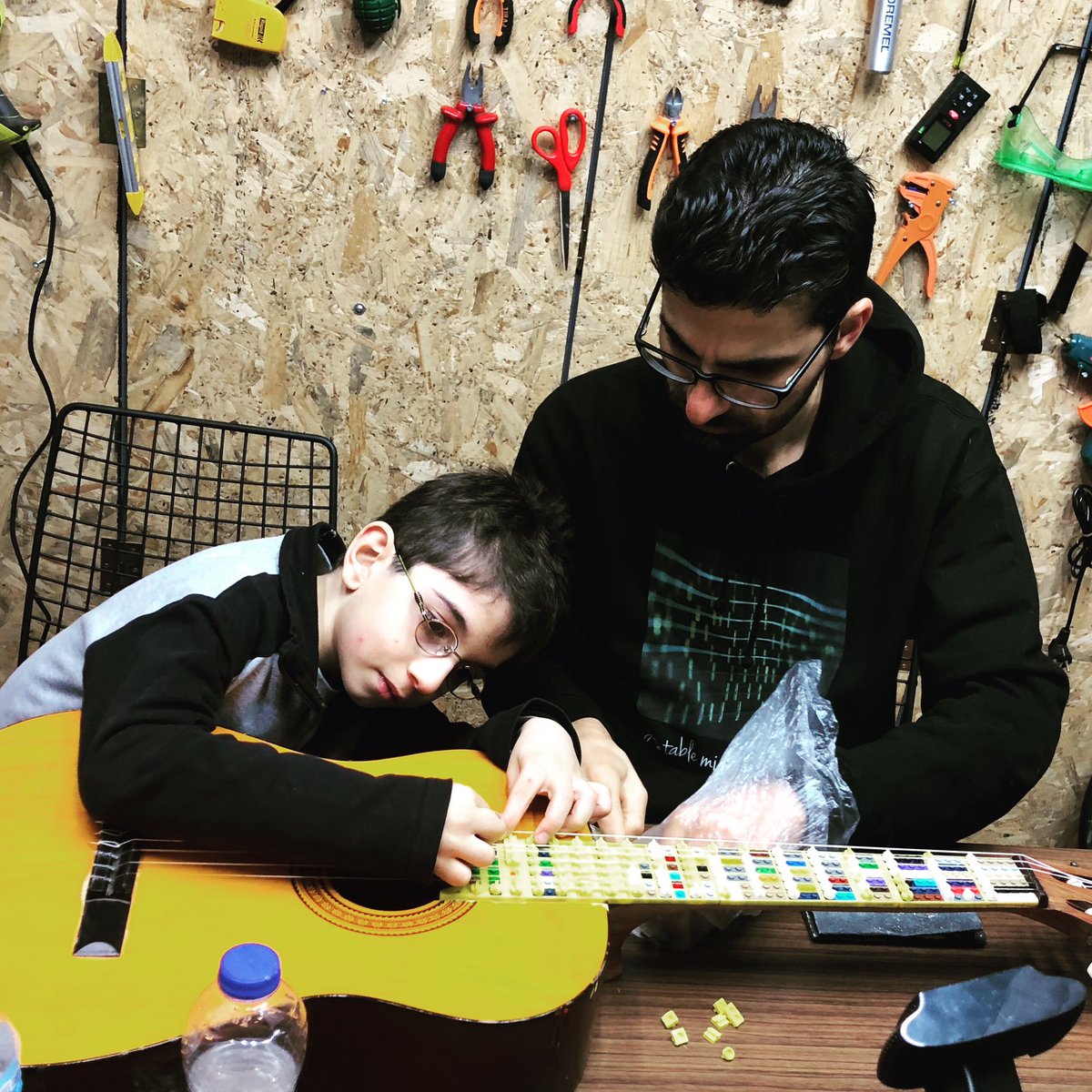 Bir Türk Gitarist, Lego’dan Gitar Üretti (Video)