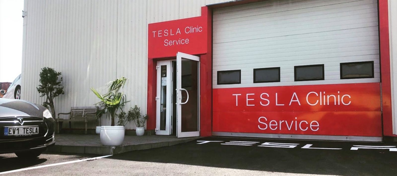 Tesla Çalan Hırsız, Aracı Tesla Tamir Merkezinde Şarj Ederken Yakalandı