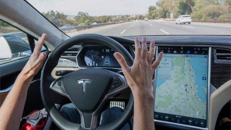 Tesla Autopilot İlk Kez Kırmızı Işıkta Otomatik Olarak Durdu (Video)