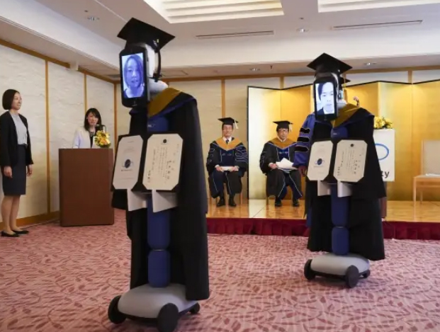 Japonya’da Bir Üniversite, Robotlarla Sanal Mezuniyet Töreni Düzenledi