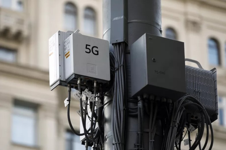 İngiltere’de Koronavirüs Komplo Teorileri Yüzünden 5G İstasyonları Yakıldı