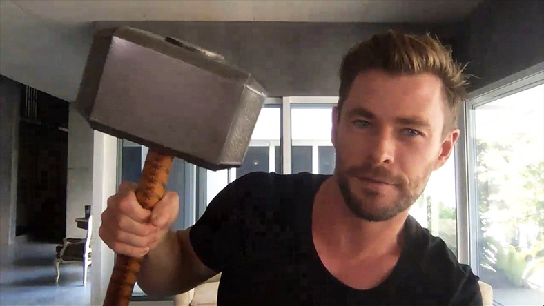 Thor’u Canlandıran Chris Hemsworth, Marvel Setlerinden ’Aşırdıklarını’ Gösterdi