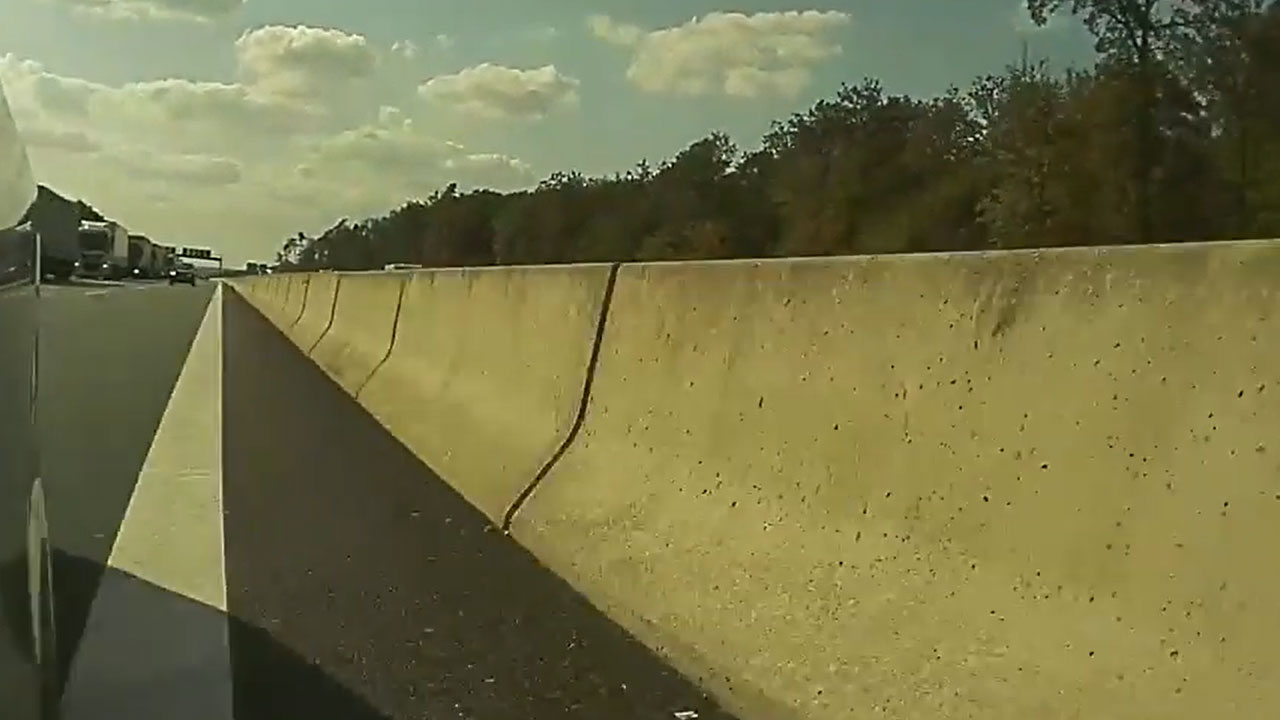 Bir Tesla Sürücüsü, Otopilot Kadar Hızlı Manevrasıyla Kazadan Kurtuldu (Video)