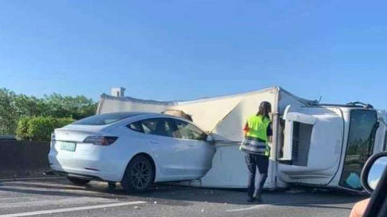 Tesla Model 3’ün Autopilot’u, Devrilmiş Kamyonu Fark Edemeyerek Kazaya Neden Oldu (Video)