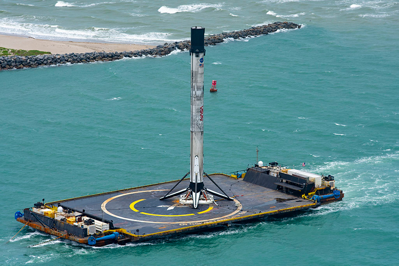 SpaceX, Falcon 9 Roketinin Yeniden Karaya Taşındığı Anların Fotoğraflarını Paylaştı