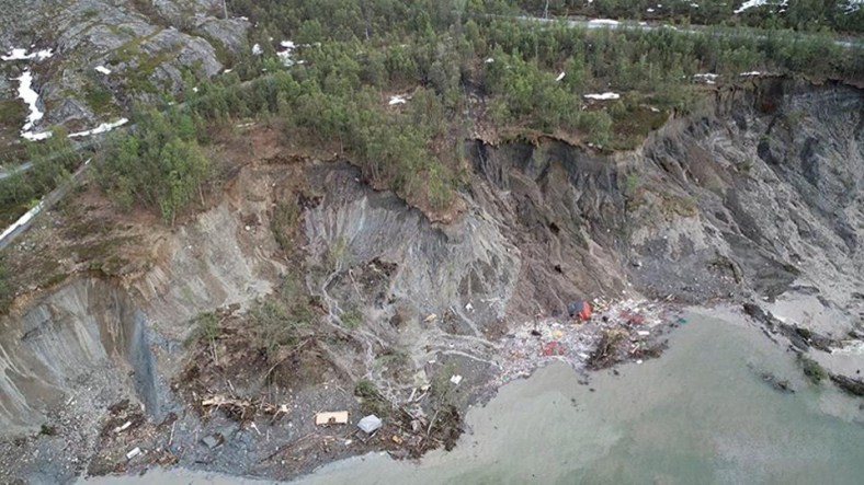 Üzerindeki Sekiz Evin Denize Sürüklendiği, Norveç’teki Devasa Toprak Kayması (Video)