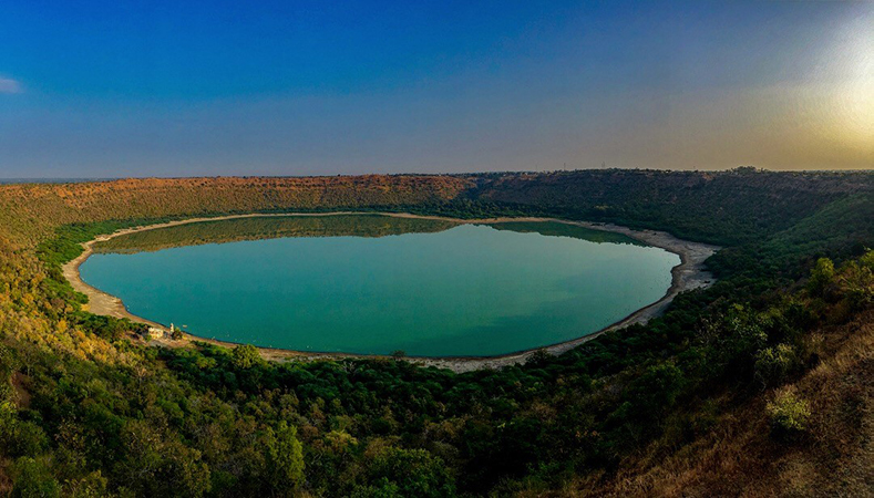 Lonar Gölü pembe