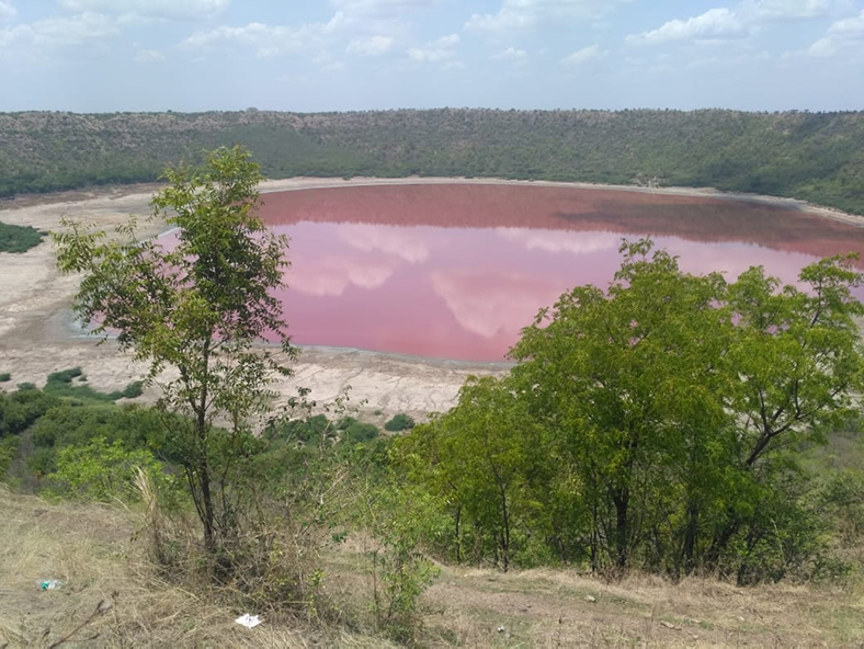 50 Bin Yıllık Krater Gölü, Nedeni Bilinmeyen Bir Şekilde Pembe Renge Büründü