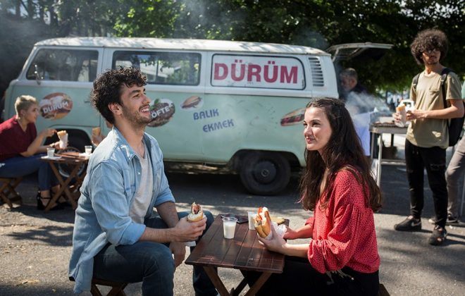 BluTV’nin ‘İnsanlar İkiye Ayrılır’ Filminden İlk Görüntüler Geldi