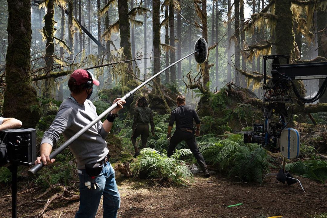 Yeni Jurassic World Filminden Minik Dinozorları Gösteren Set Fotoğrafı