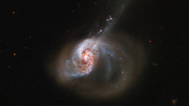 Hubble, İki Galaksinin Birleşmesinden Meydana Gelen NGC 1614 Galaksisini Görüntüledi