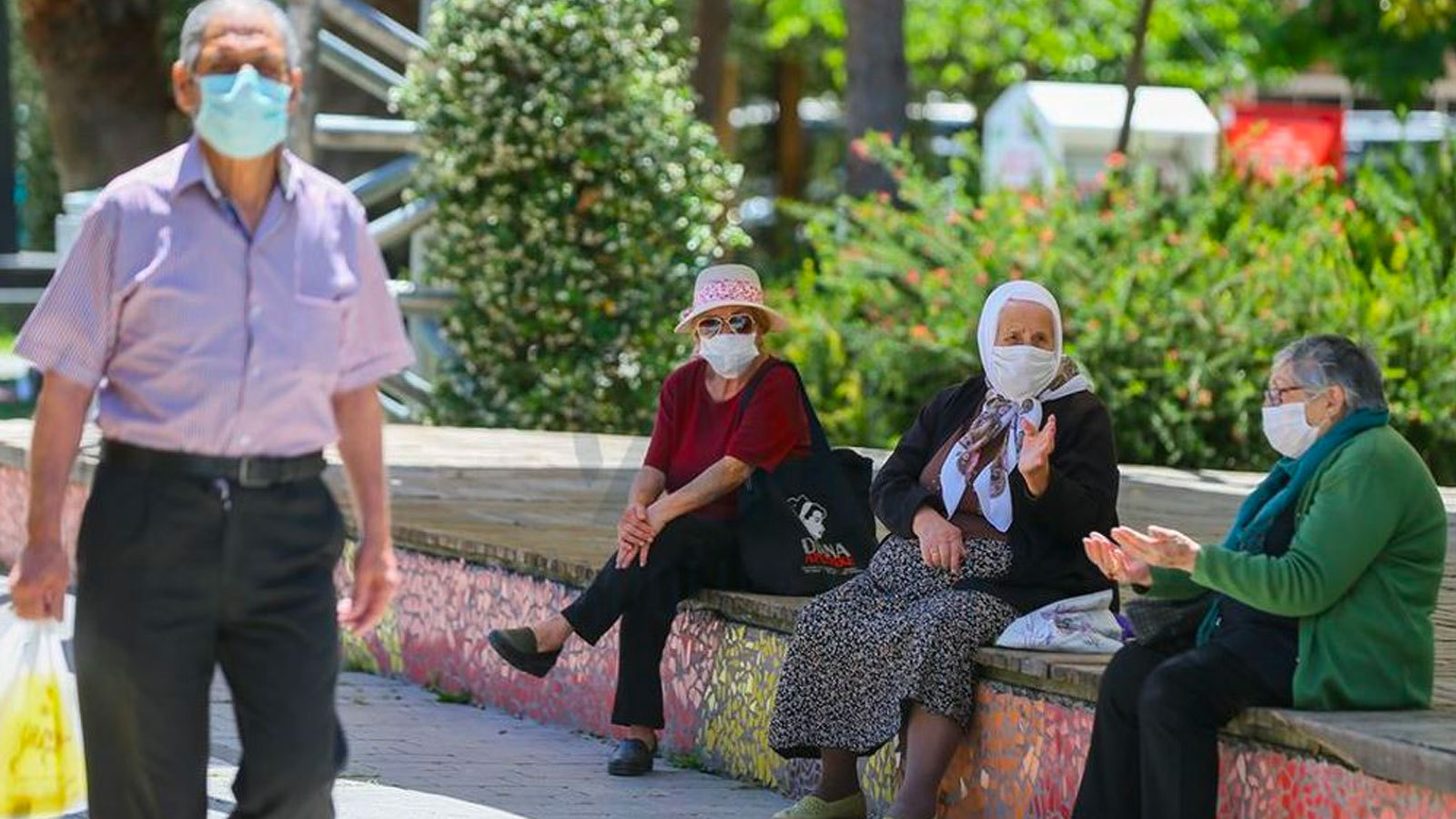 65 yaş ve üstü koronavirüs kısıtlamaları, maske takan yaşlı insanlar