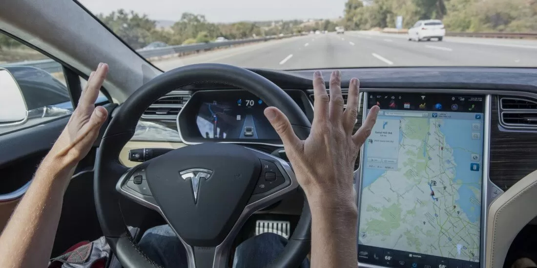 Hacklenmiş Panoların Tesla Otomatik Pilotlarına Kaza Yaptırabileceği Ortaya Çıktı