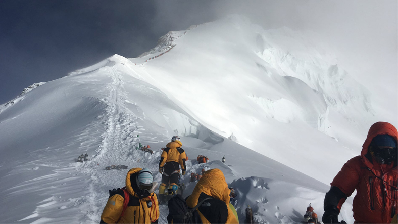 Bilim İnsanları, Everest Dağı’nın Zirvesinde Mikroplastiklere Rastladı