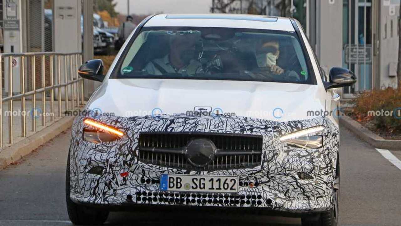 Yeni Mercedes C-Serisi’nin Tasarımını Gösteren Casus Fotoğrafları Paylaşıldı