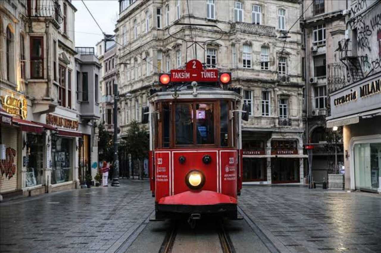 İstiklal Caddesi’ne Koronavirüs Tedbirleri Kapsamında Kişi Sayısı Limiti Getirildi