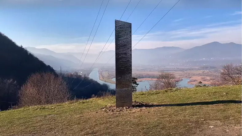 ABD’dekine Benzer Bir Monolit, Bu Sefer Romanya’da Ortaya Çıktı