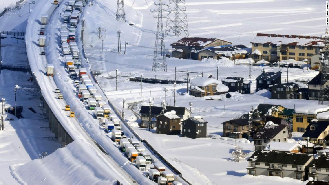 Japonya’da 1000’den Fazla Sürücü, 14 Kilometrelik Trafikte 40 Saat Mahsur Kaldı (Video)