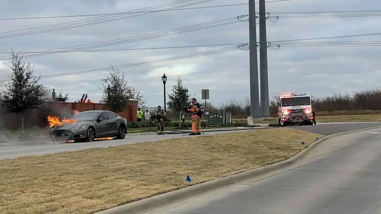 5 Yıllık Tesla Model S, Tam Olarak Bilinmeyen Bir Nedenden Dolayı Bir Anda Alev Aldı