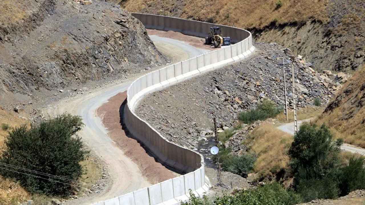 Türkiye’nin İran Sınırına Ördüğü 43 Kilometrelik Duvarın Fotoğrafları Paylaşıldı: İşte Sosyal Medya Tepkileri