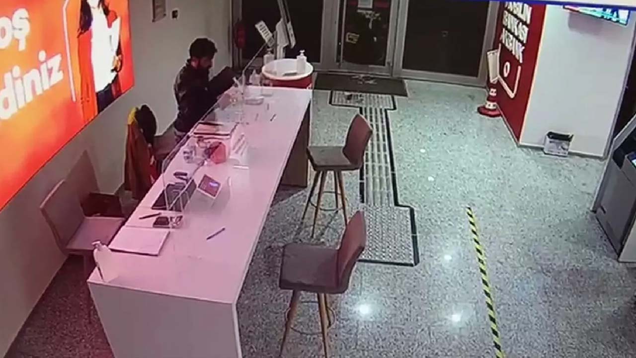 Cezaevinde Oynarsın Artık: Camını Kırdığı Bankaya Giren Hırsız, 4 Tablet Çaldı [Video]