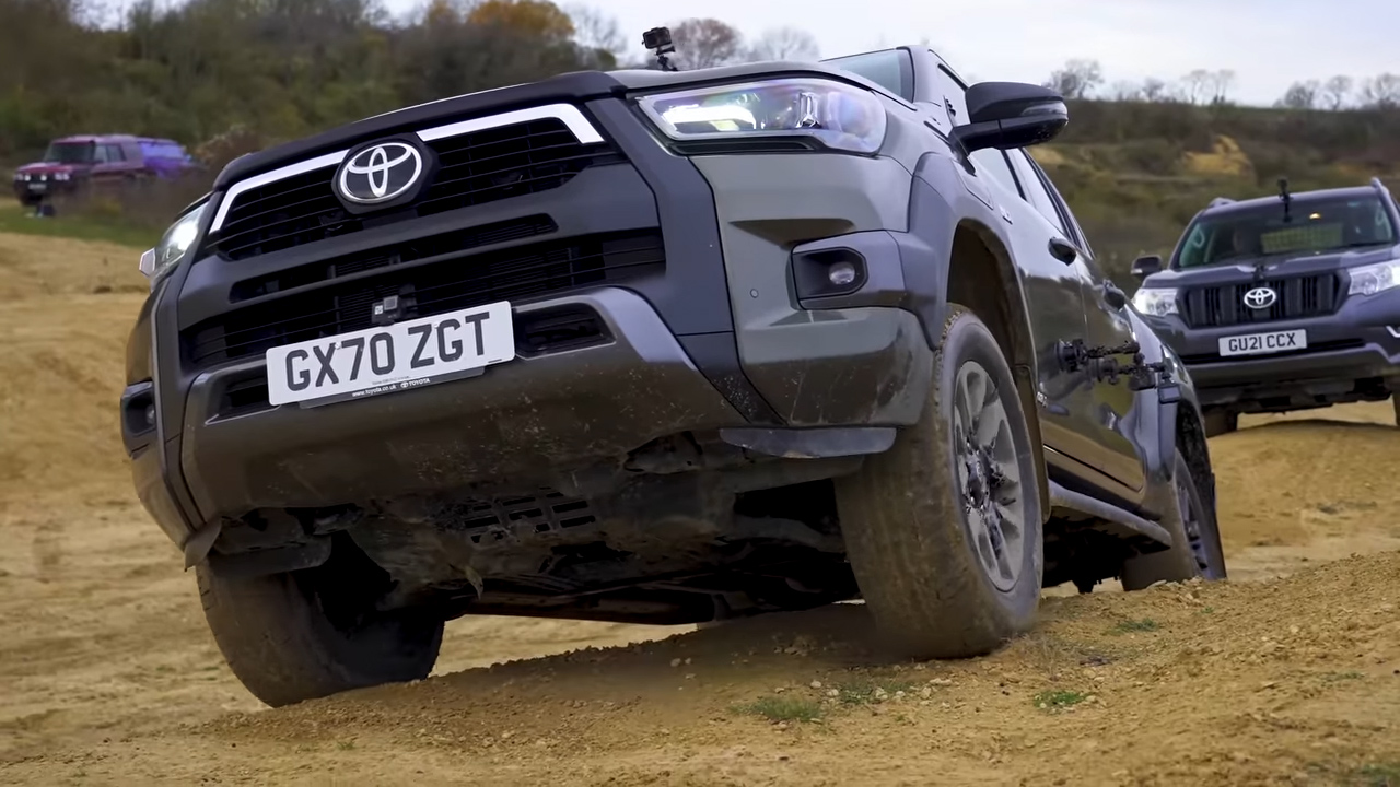 Bu Sefer Ortam Değişti: Toyota Land Cruiser ve Hilux, Arazi Koşullarında Drag Yarışına Tutuştu