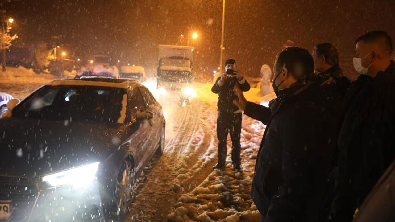 Araç Kuyruğunun 17 Kilometreye Ulaştığı TEM Otoyolundan ’Donduran’ Görüntüler