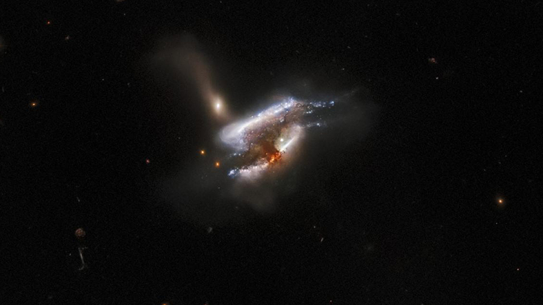 Hubble Uzay Teleskobu’ndan Nefes Kesen Fotoğraf: Milyonlarca Işık Yılı Uzaktaki Üç Galaksinin İç İçe Geçtiği An Görüntülendi