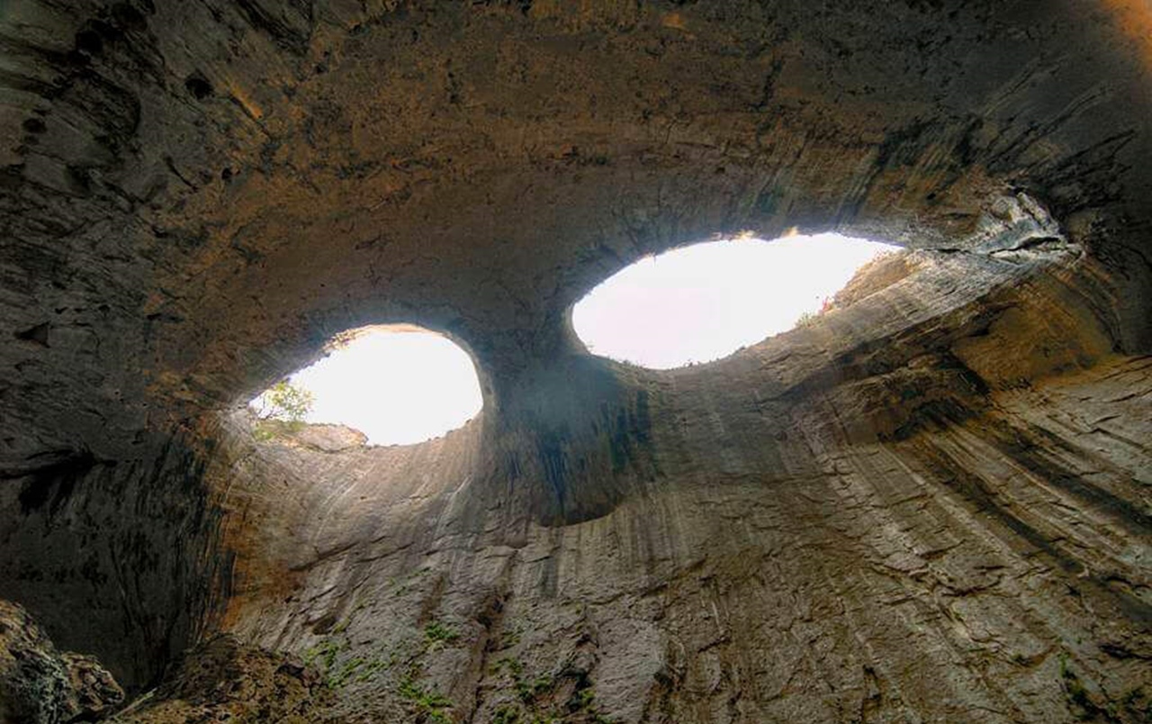 grotte en forme d'oeil