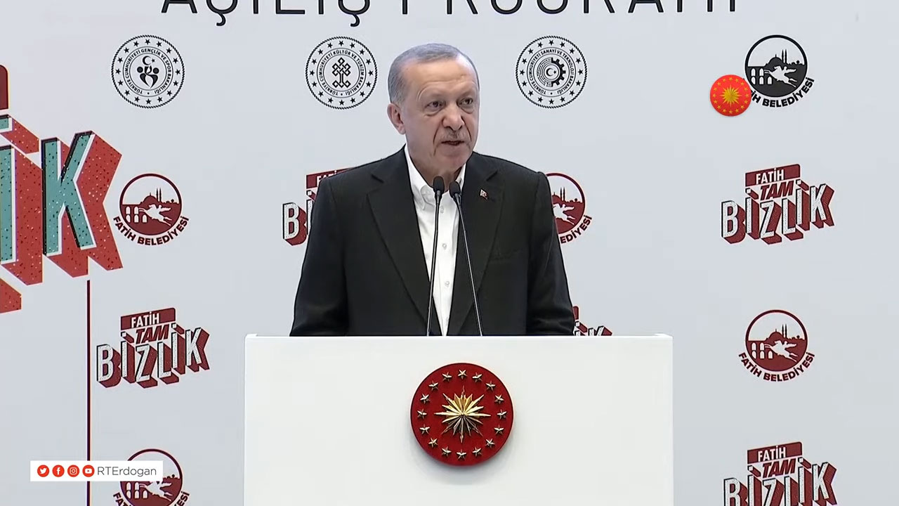 Cumhurbaşkanı Erdoğan Gençlere "Dünyayı Gezin" Dedi, Sosyal Medya Yıkıldı: "Şey 16 Olmasa..."