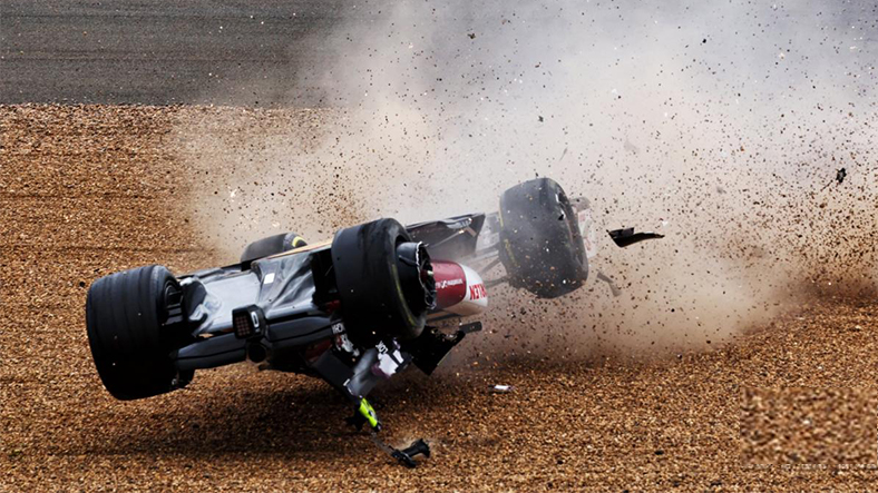 F1 Britanya Grand Prix’te Büyük Kaza! Kırmızı Bayraklı Kazada ‘Halo’ Sayesinde Hayatta Kaldı (Video)