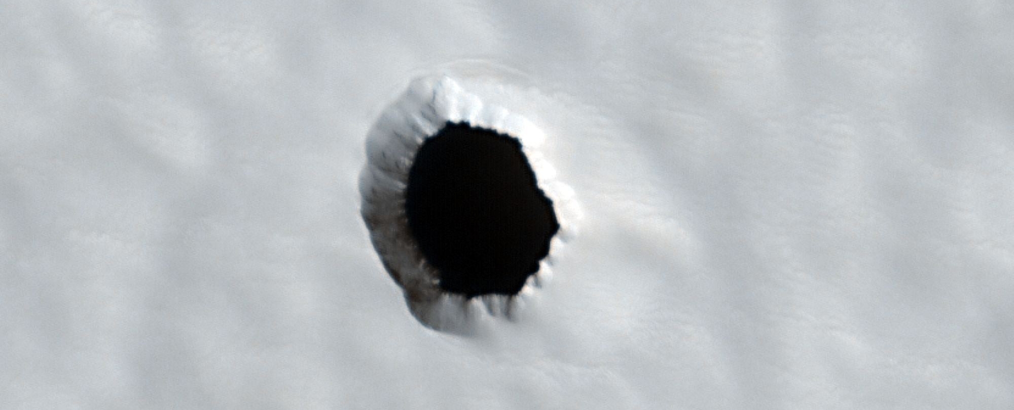 Mars Yüzeyinde Bulunan Bu Gizemli Delik, Bilim İnsanlarının Kafasını Karıştırdı