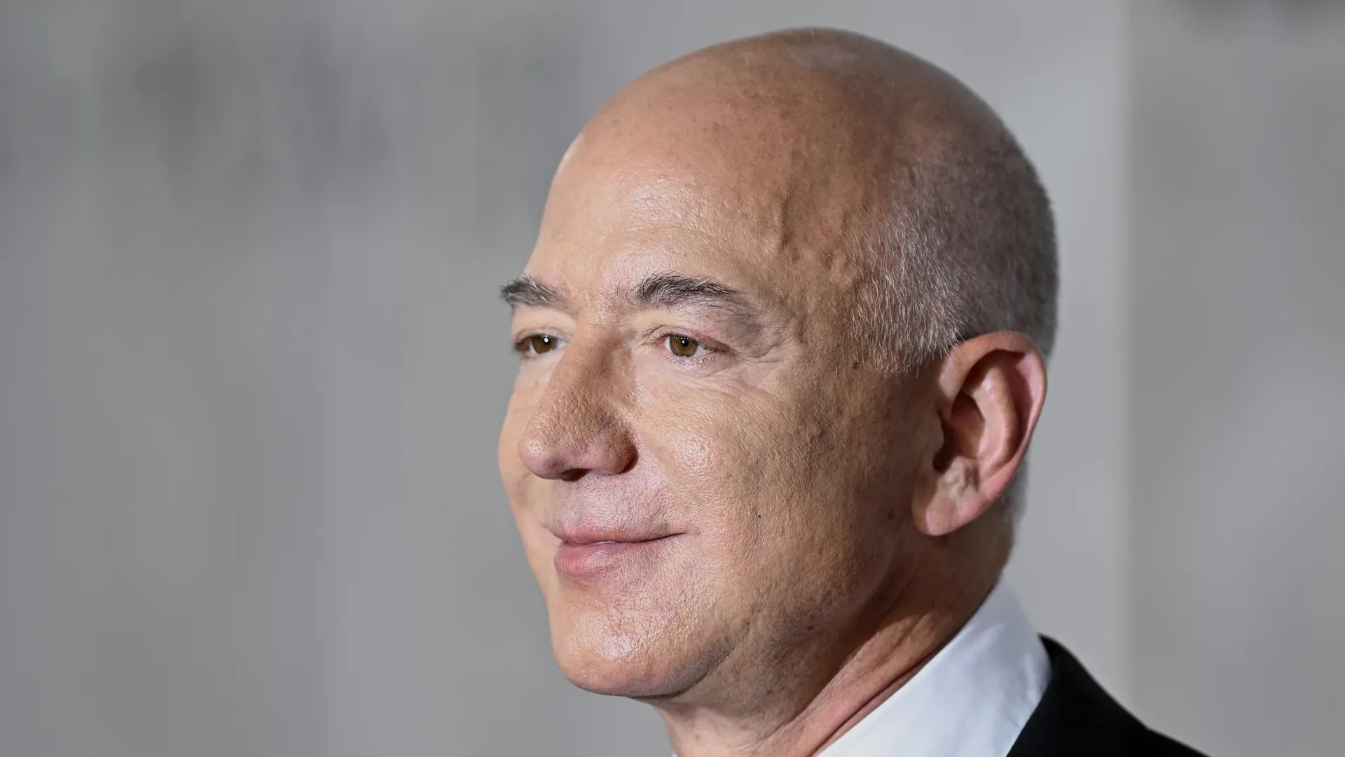 Jeff Bezos, 5 Milyar Dolarlık Amazon Hissesi Sattı! (Peki Neden?)