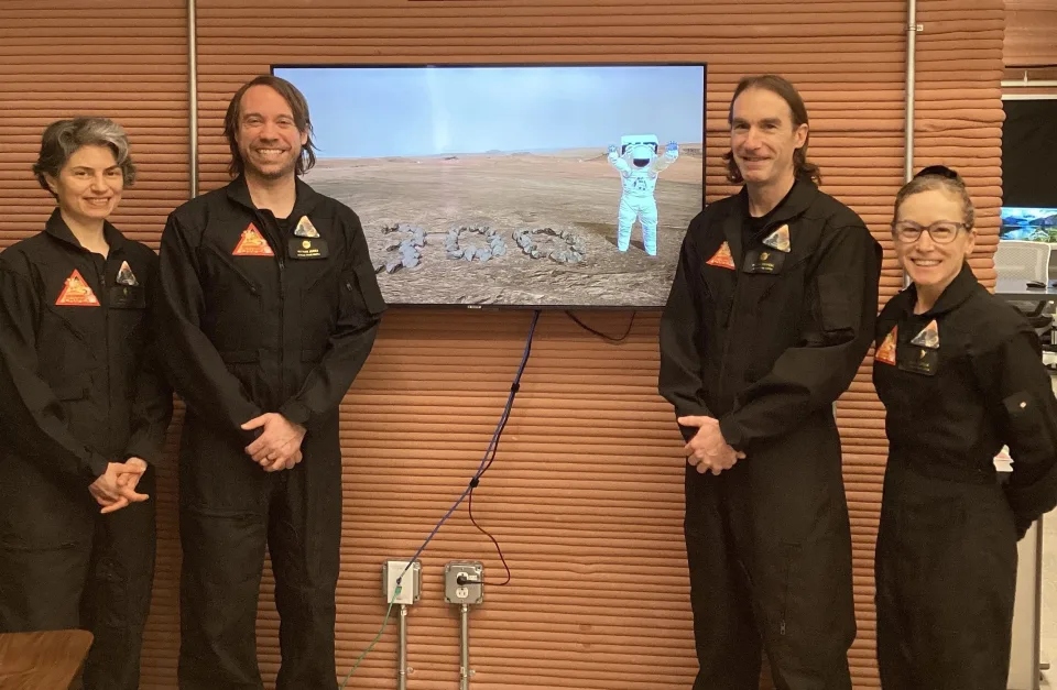 NASA’nın Mars Simülasyonu Sona Erdi: Gönüllüler 1 Yıl Sonra Dışarı Çıkıyor