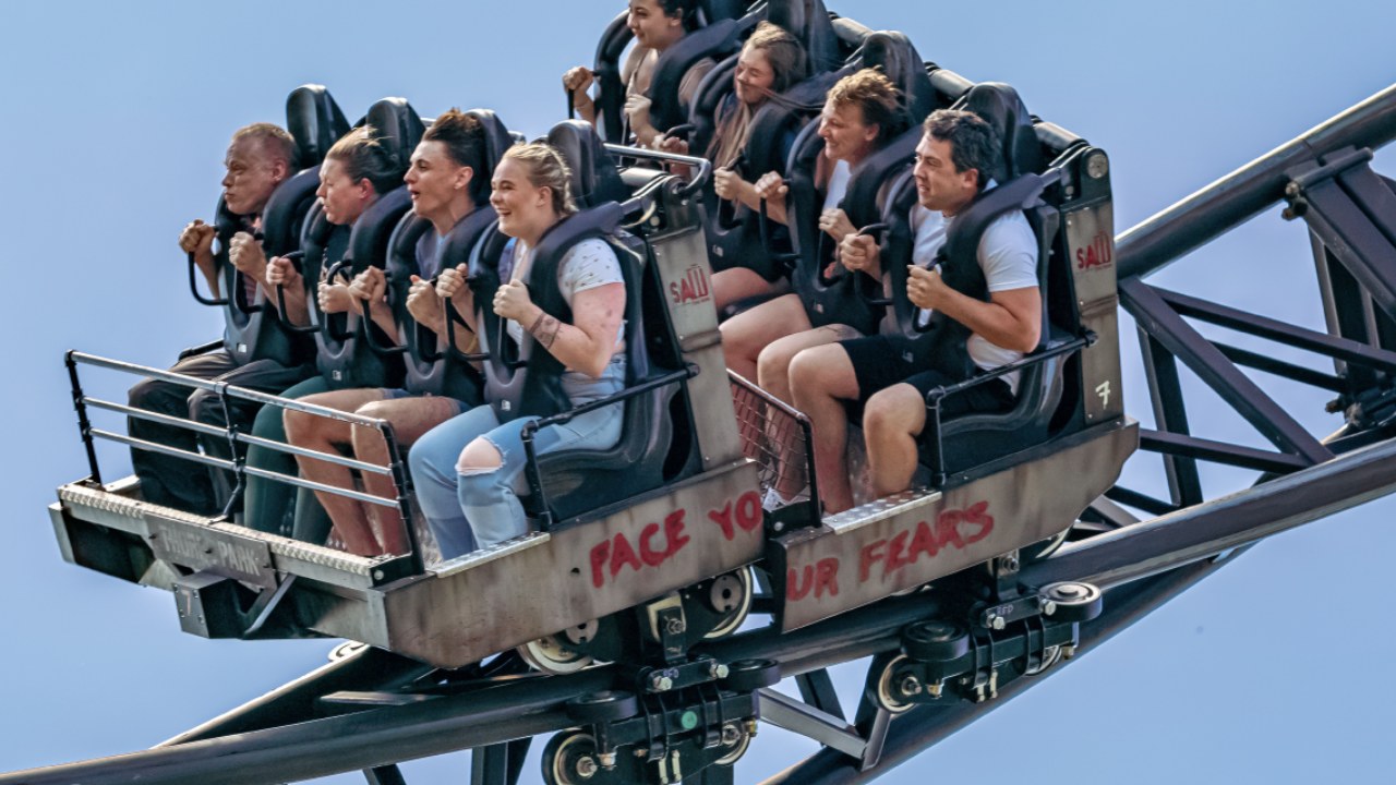 Roller Coaster’ların Arkasındaki Dâhiyane Mekanizma: Peki İnsanlar Bu Yükseklikte Nasıl Savrulmuyor?