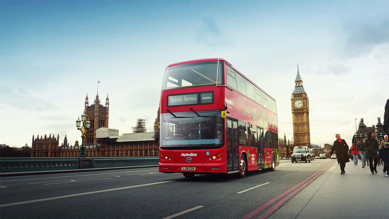 Londra’da Otobüsler Başta Farklı Farklı Renklerdeyken Bir Anda Hepsinin Kırmızıya Dönmesinin İlginç Sebebi