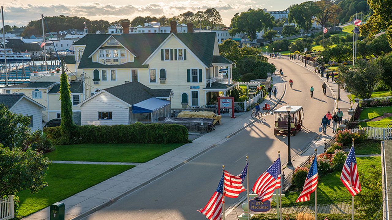 Amerika’nın Mackinac Adası’nda Araba Kullanmak Neden Yasak? Hem de 1898’den Beri!