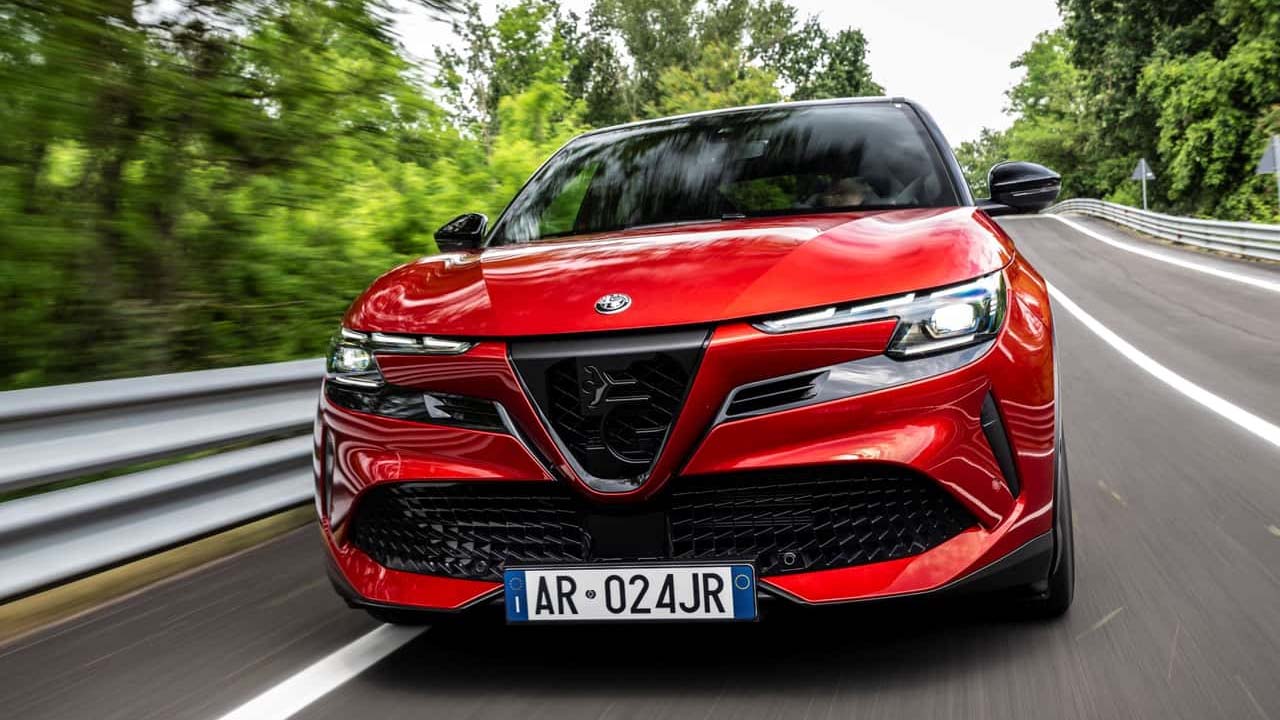 Alfa Romeo Junior’ın Hibrit ve Elektrikli Versiyonları Türkiye’de: İşte Çok Sattıracak Fiyatları!