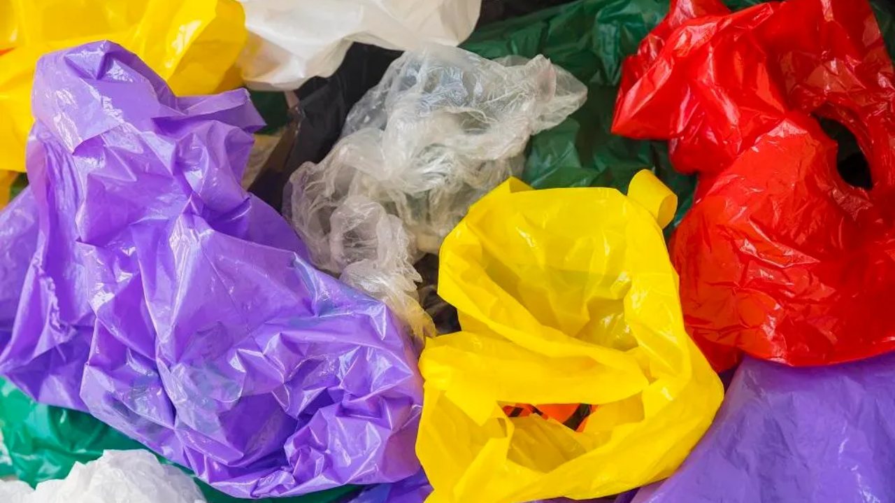 Bir Plastik Poşetin Doğada Ne Kadar Sürede Çözündüğünü Öğrenince Bez Çantalara Keskin Bir Geçiş Yapacaksınız!