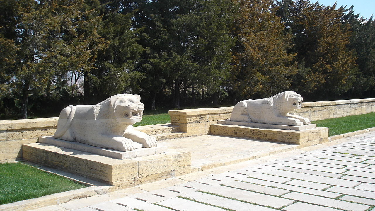 Anıtkabir’den Mısır’a: Aslan Figürü Neden Tarihin Her Köşesinde Karşımıza Çıkıyor?