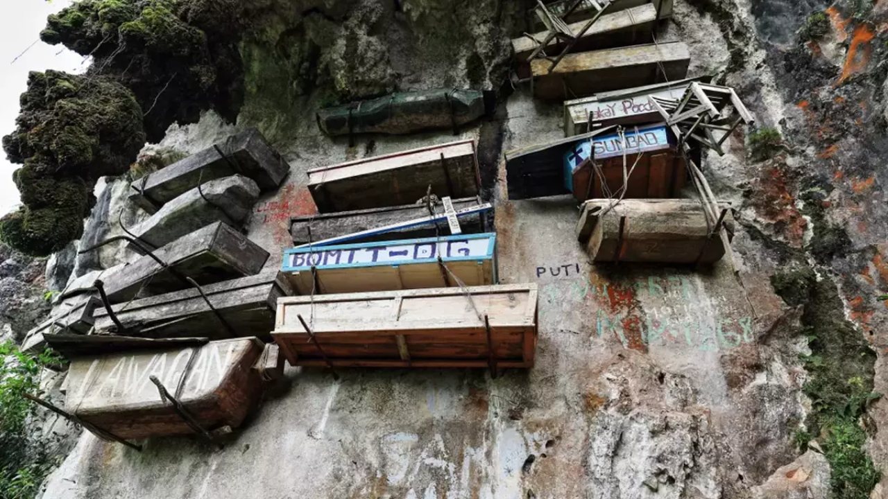 Filipinler’in Sagada Köyü’nde Tabutlar Neden Yerde Değilde Uçuruma Asılı Bir Şekilde Duruyor?