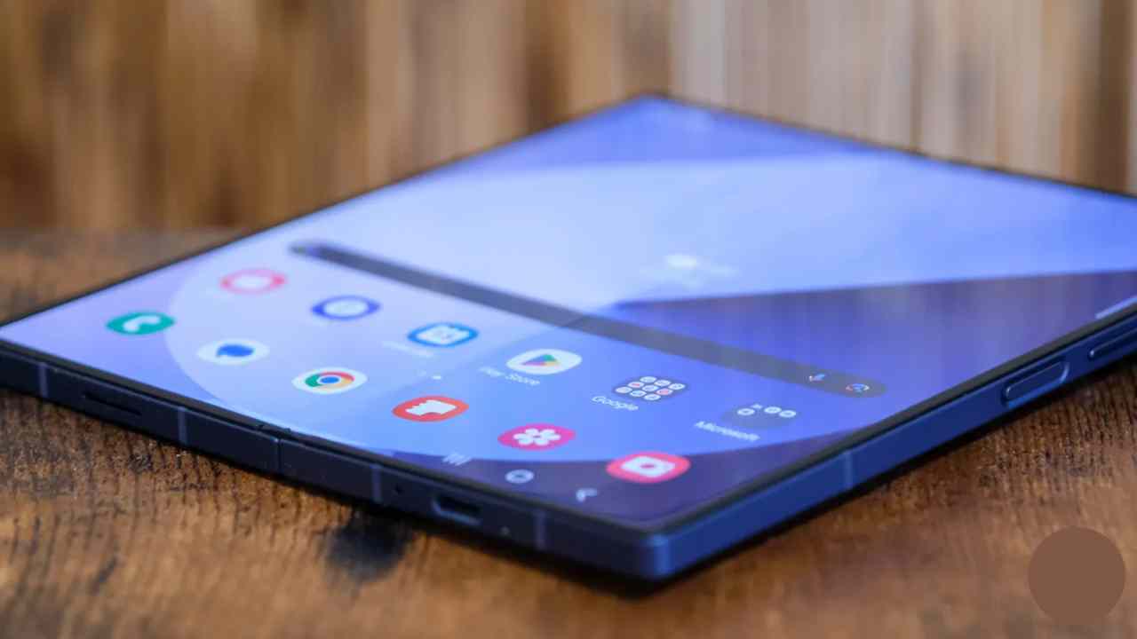 İlk Katlanabilir iPhone’un Ekran Boyutu ile İlgili Detaylar Ortaya Çıktı: Samsung Galaxy Z Fold ile Benzer Olacak (Peki Ne Zaman Gelecek?)