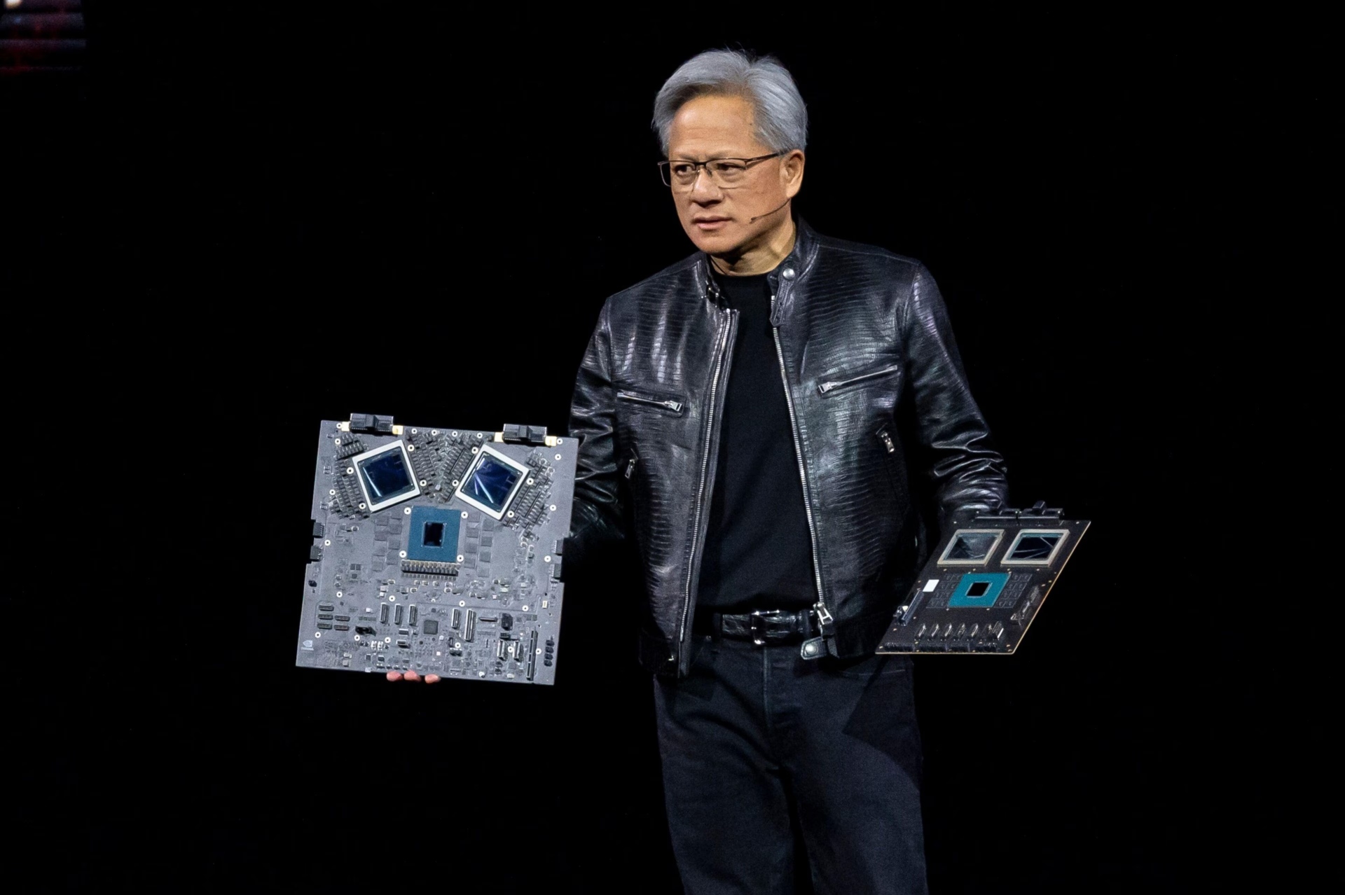 NVIDIA CEO’su, Yapay Zekâ Çiplerinin Moore Yasası’ndan Çok Daha Hızlı Geliştiğini Açıkladı (Peki Bu Ne Demek?)