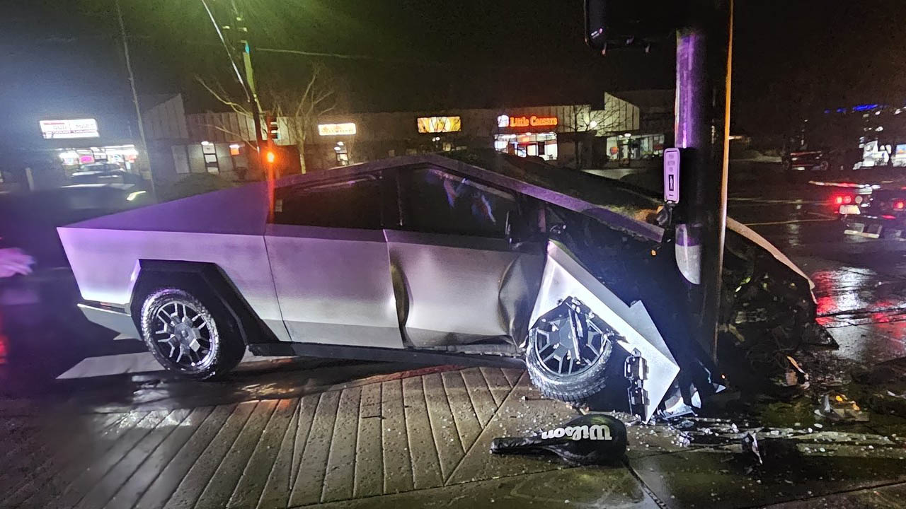 Bir Tesla Cybertruck, Otonom Sürüş Yüzünden Kaza Yaptı: Dev Pick-up, Kullanılamaz Duruma Geldi