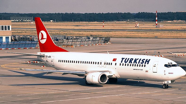 Türk Hava Yolları’na Ait Uçağın Bir Tarlaya Dik Bir Şekilde Çakılarak Felakete Neden Olduğu Adana Uçak Kazası